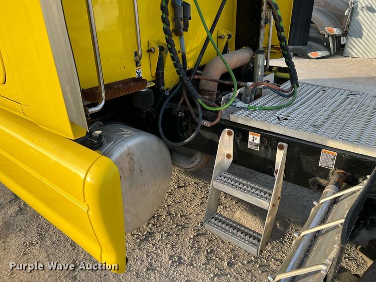 image for item HF9999 2015 Peterbilt  587 semi truck