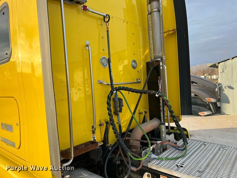 image for item HF9999 2015 Peterbilt  587 semi truck