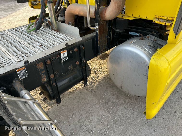 image for item HF9999 2015 Peterbilt  587 semi truck