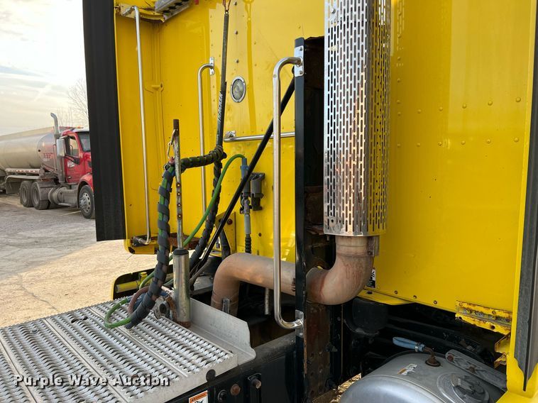 image for item HF9999 2015 Peterbilt  587 semi truck