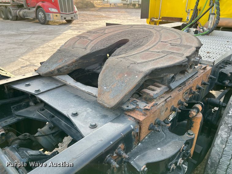 image for item HF9999 2015 Peterbilt  587 semi truck