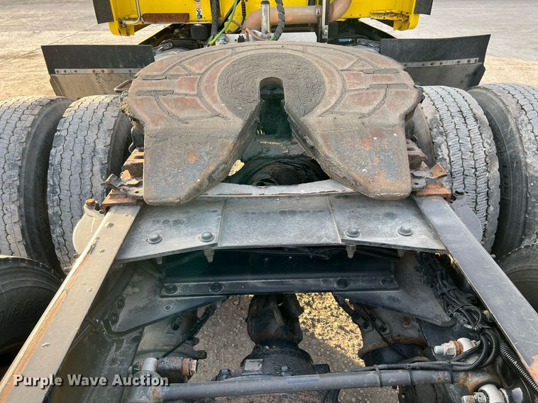 image for item HF9999 2015 Peterbilt  587 semi truck