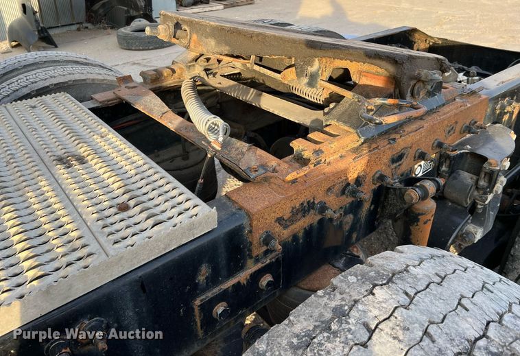 image for item HF9999 2015 Peterbilt  587 semi truck