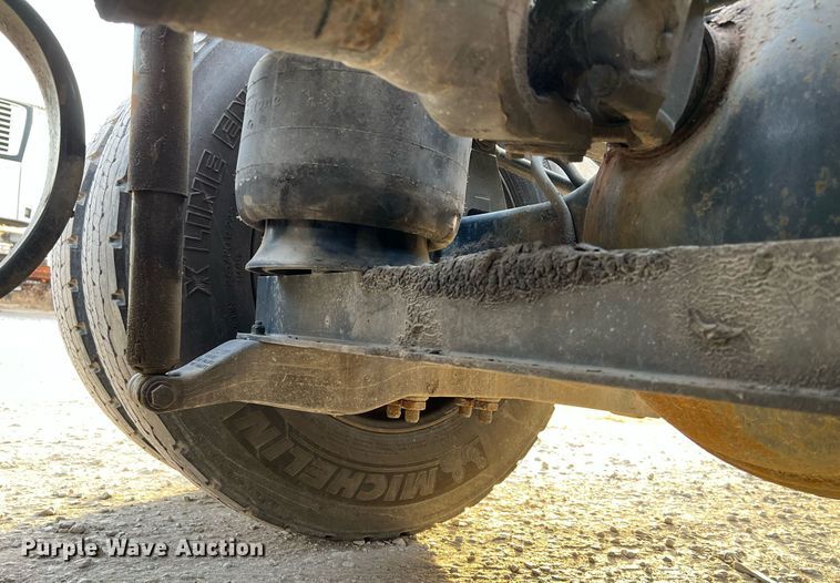 image for item HF9999 2015 Peterbilt  587 semi truck