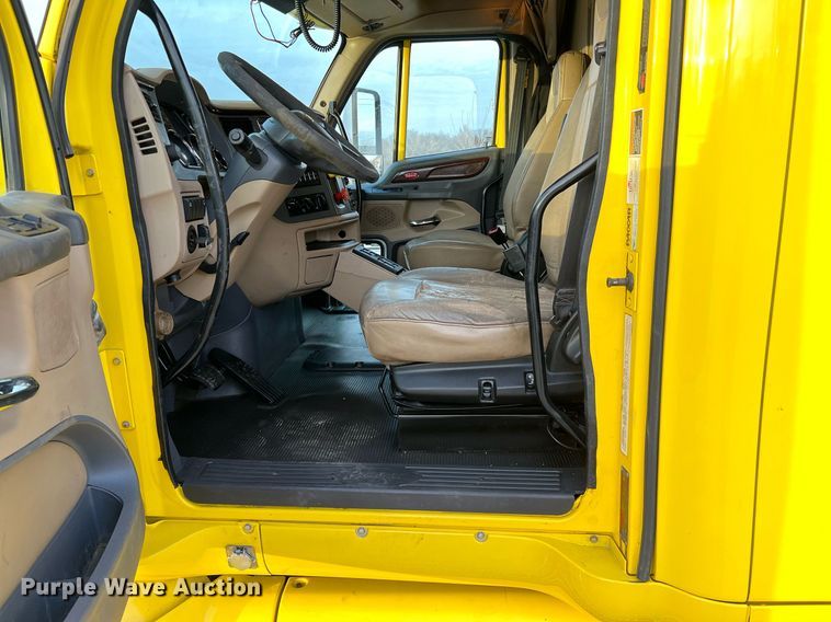 image for item HF9999 2015 Peterbilt  587 semi truck