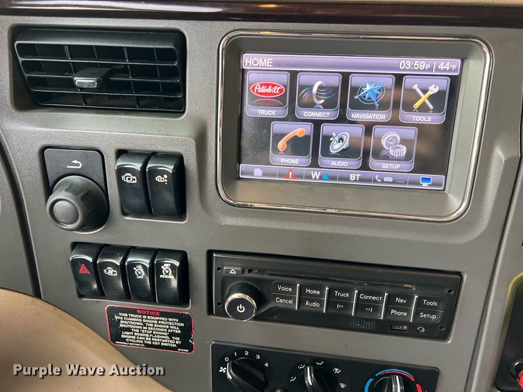 image for item HF9999 2015 Peterbilt  587 semi truck