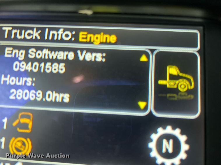 image for item HF9999 2015 Peterbilt  587 semi truck