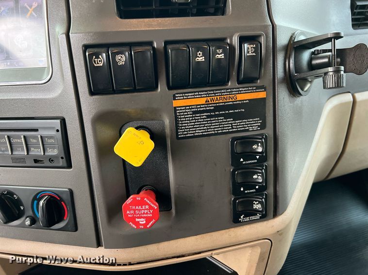 image for item HF9999 2015 Peterbilt  587 semi truck