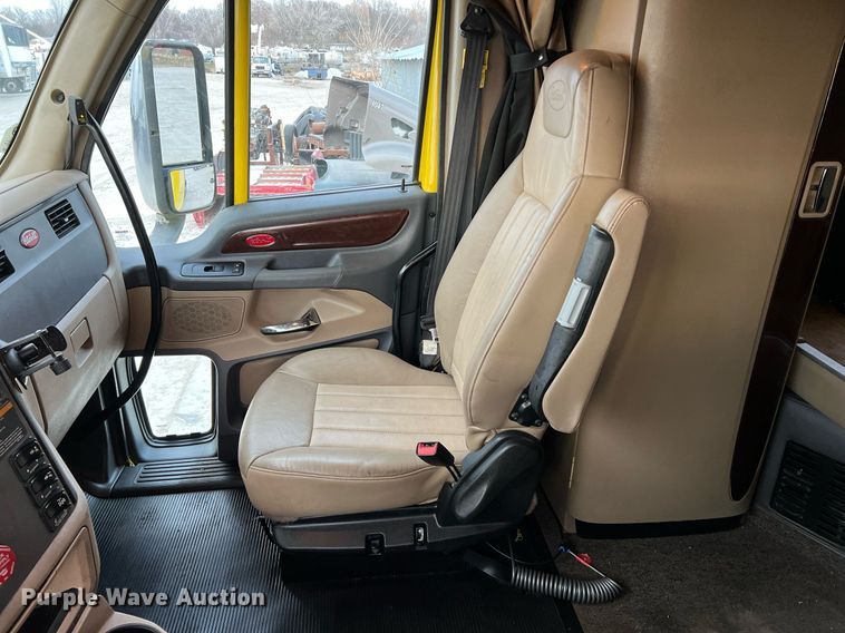 image for item HF9999 2015 Peterbilt  587 semi truck