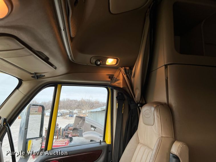 image for item HF9999 2015 Peterbilt  587 semi truck