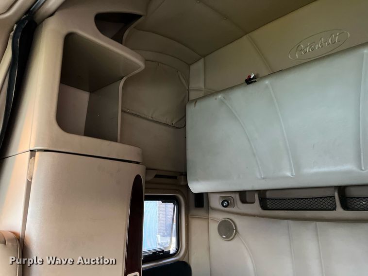 image for item HF9999 2015 Peterbilt  587 semi truck