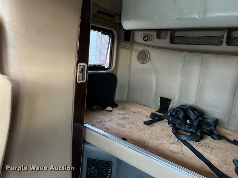 image for item HF9999 2015 Peterbilt  587 semi truck