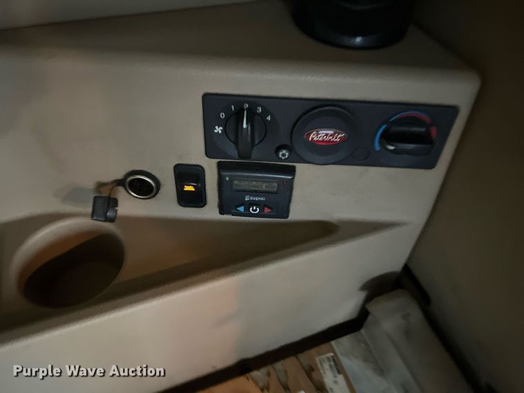 image for item HF9999 2015 Peterbilt  587 semi truck