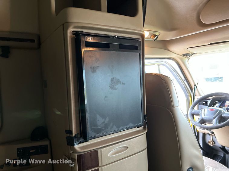 image for item HF9999 2015 Peterbilt  587 semi truck