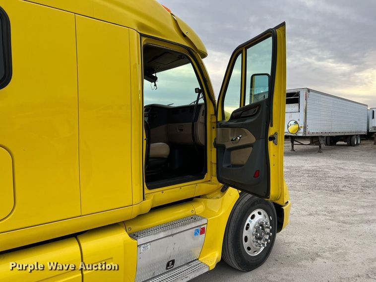 image for item HF9999 2015 Peterbilt  587 semi truck