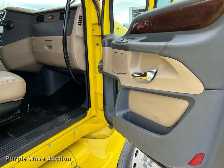 image for item HF9999 2015 Peterbilt  587 semi truck