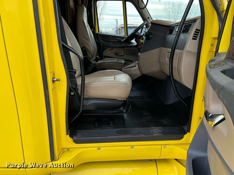 image for item HF9999 2015 Peterbilt  587 semi truck