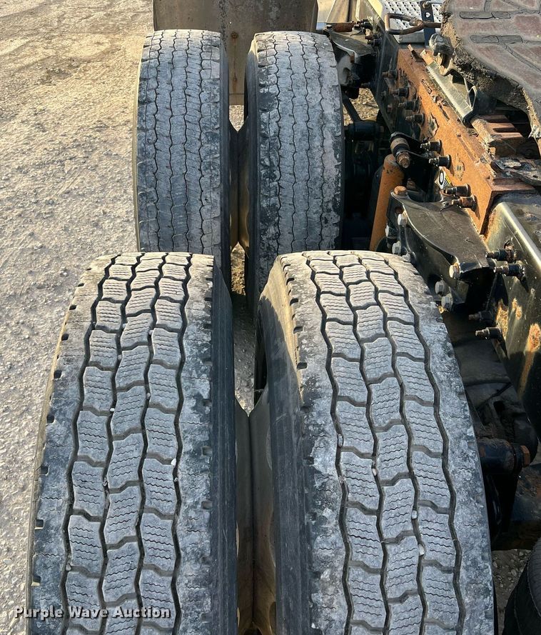 image for item HF9999 2015 Peterbilt  587 semi truck