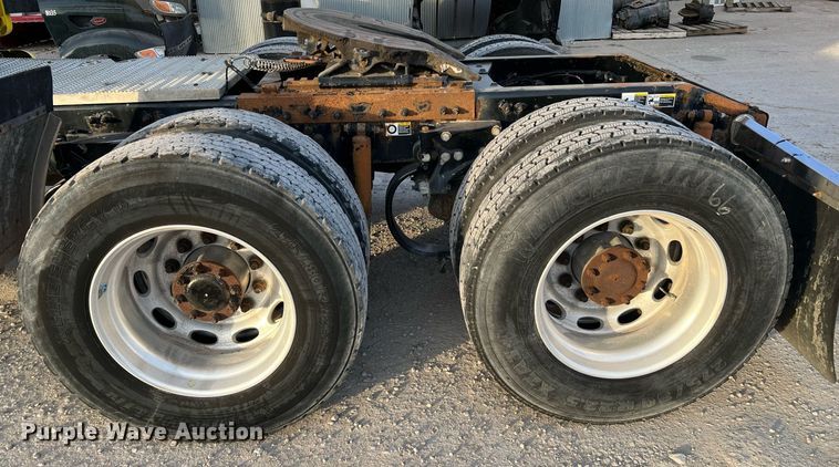 image for item HF9999 2015 Peterbilt  587 semi truck