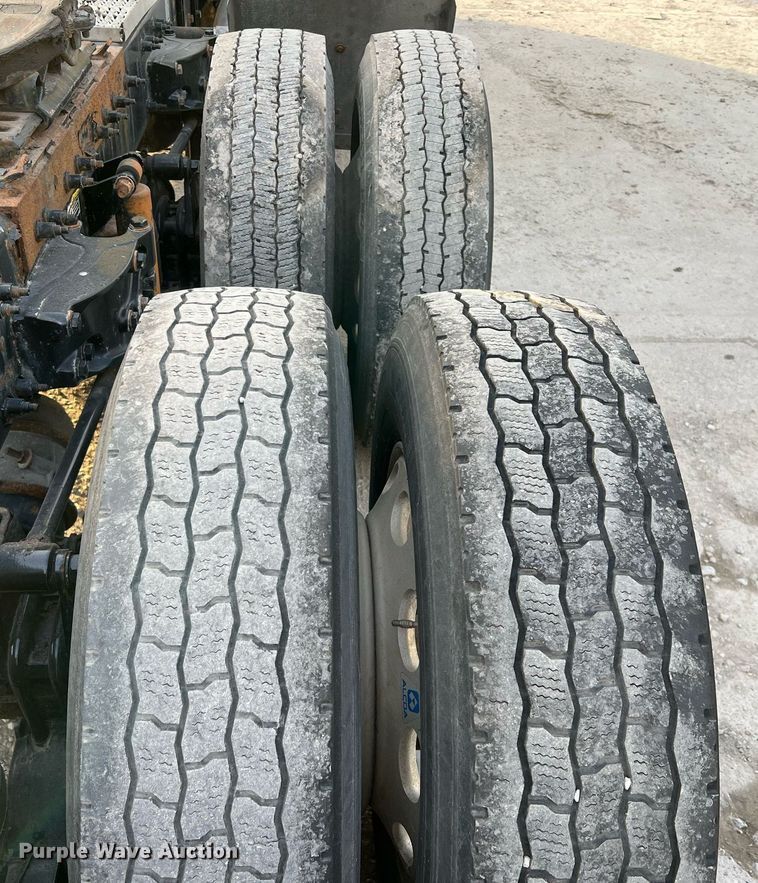 image for item HF9999 2015 Peterbilt  587 semi truck