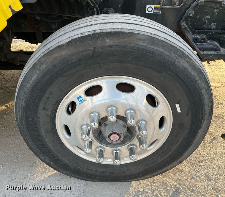 image for item HF9999 2015 Peterbilt  587 semi truck