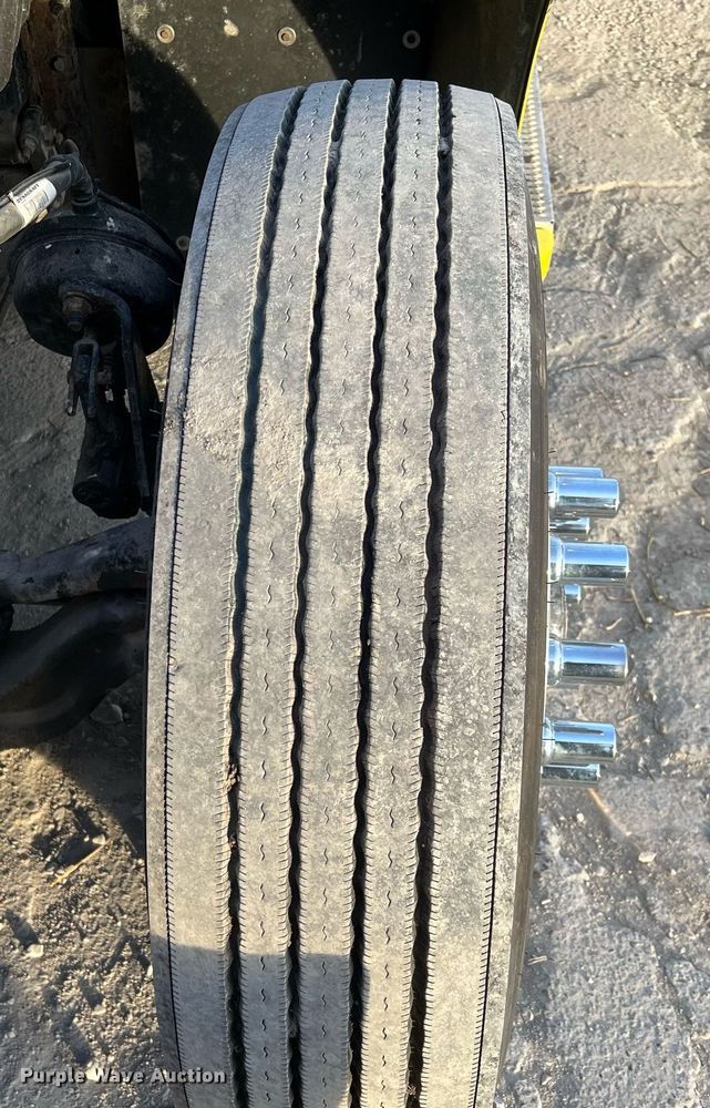 image for item HF9999 2015 Peterbilt  587 semi truck