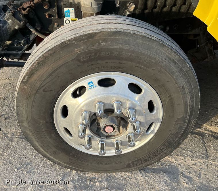 image for item HF9999 2015 Peterbilt  587 semi truck