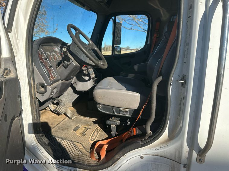 image for item IU9243 2018 Freightliner  rollback truck