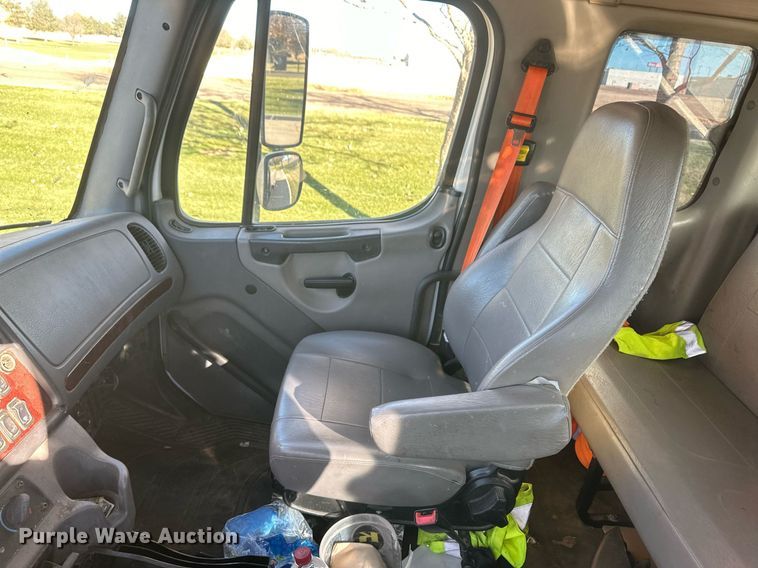 image for item IU9243 2018 Freightliner  rollback truck