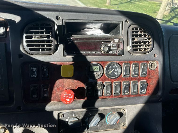 image for item IU9243 2018 Freightliner  rollback truck