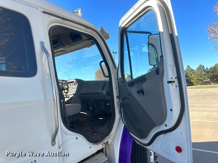 image for item IU9243 2018 Freightliner  rollback truck