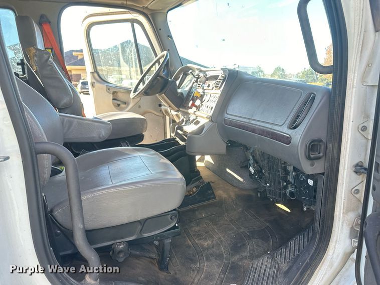 image for item IU9243 2018 Freightliner  rollback truck