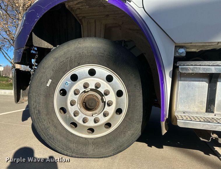 image for item IU9243 2018 Freightliner  rollback truck