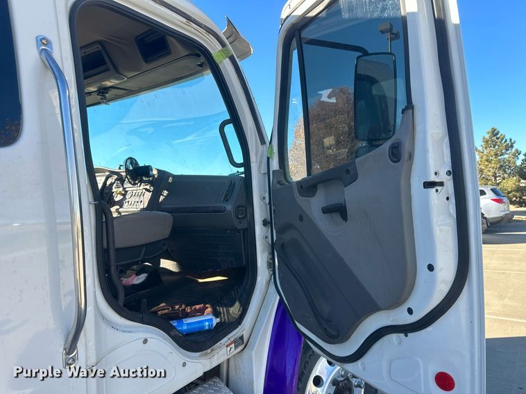 image for item IU9244 2019 Freightliner  rollback truck