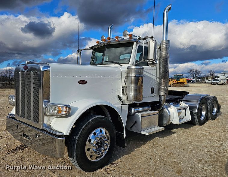image for item KG9526 2016 Peterbilt 389  semi truck