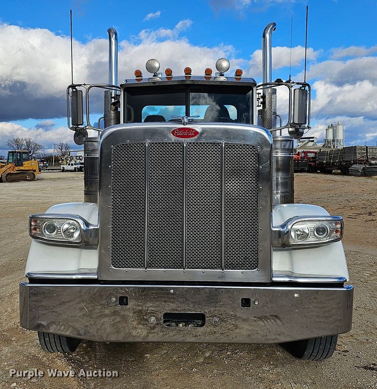 image for item KG9526 2016 Peterbilt 389  semi truck