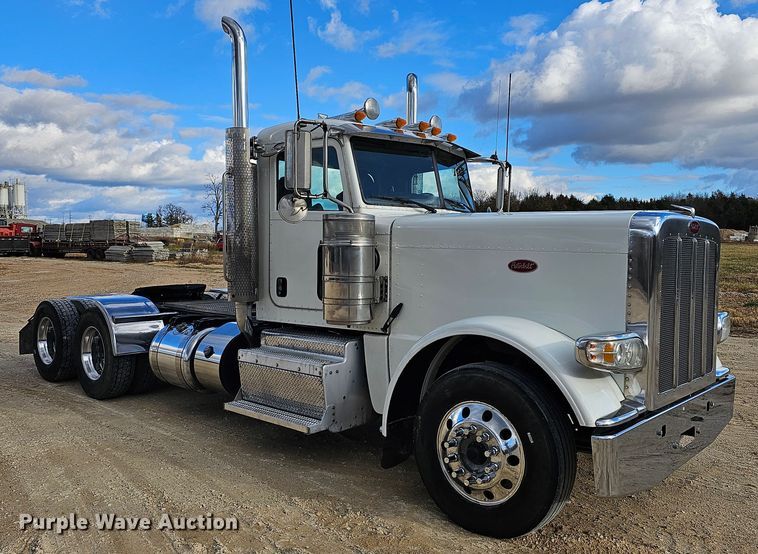 image for item KG9526 2016 Peterbilt 389  semi truck