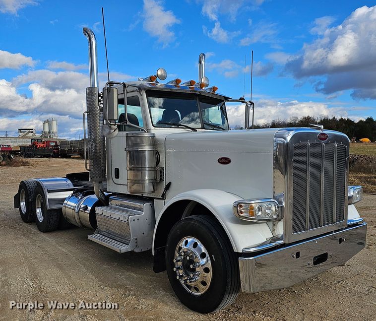 image for item KG9526 2016 Peterbilt 389  semi truck
