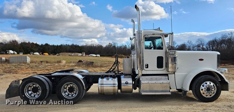 image for item KG9526 2016 Peterbilt 389  semi truck