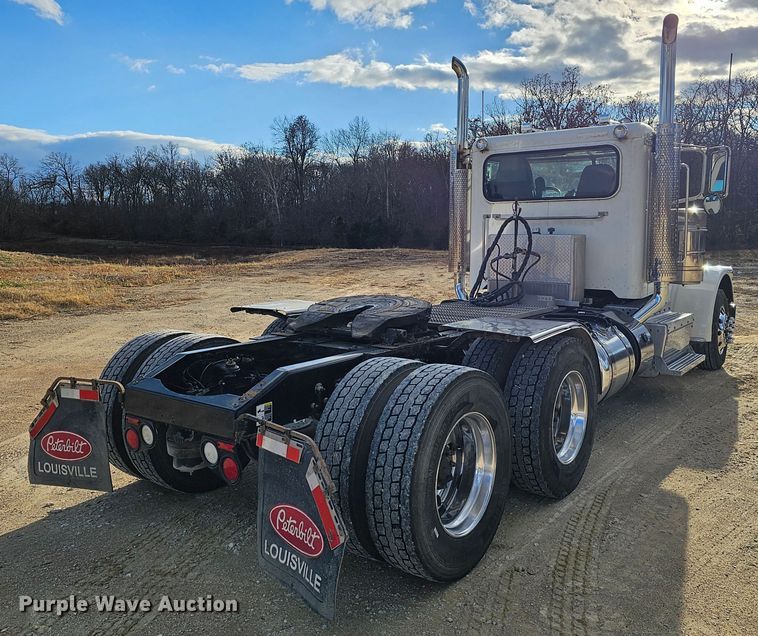 image for item KG9526 2016 Peterbilt 389  semi truck