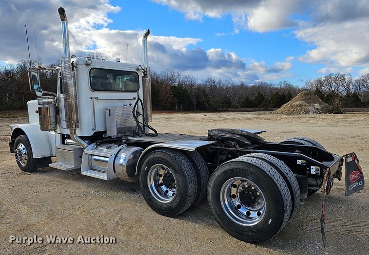 image for item KG9526 2016 Peterbilt 389  semi truck