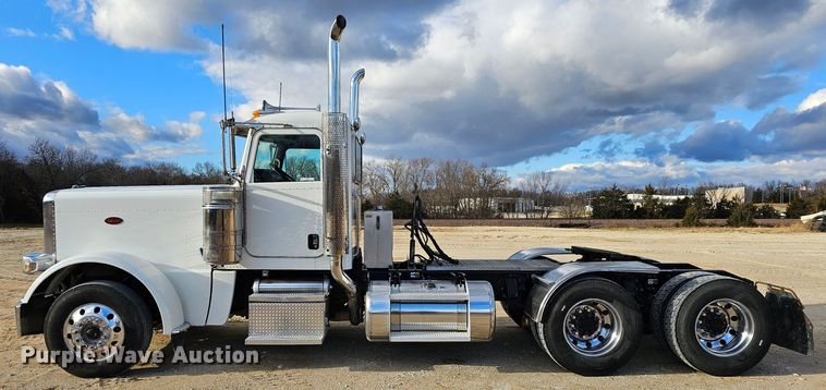 image for item KG9526 2016 Peterbilt 389  semi truck