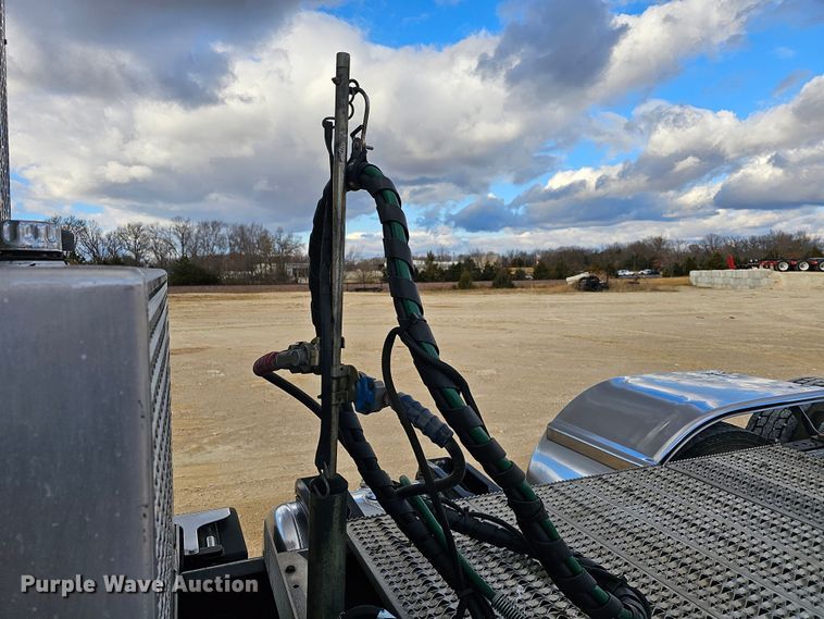 image for item KG9526 2016 Peterbilt 389  semi truck
