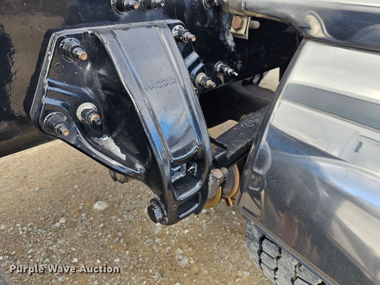 image for item KG9526 2016 Peterbilt 389  semi truck