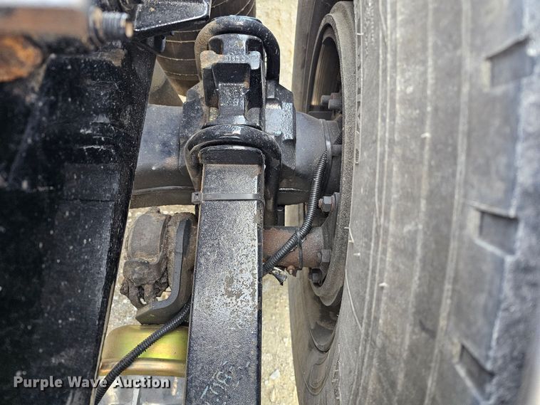 image for item KG9526 2016 Peterbilt 389  semi truck
