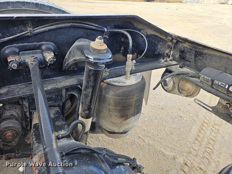 image for item KG9526 2016 Peterbilt 389  semi truck