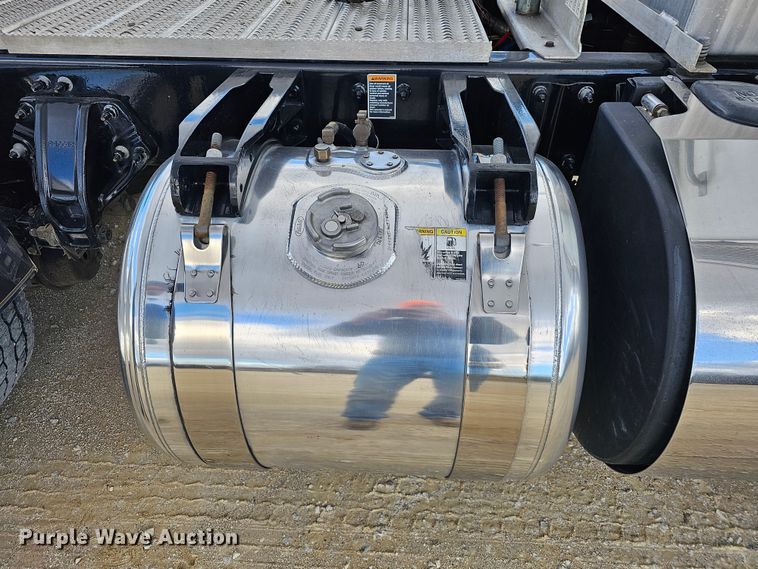 image for item KG9526 2016 Peterbilt 389  semi truck