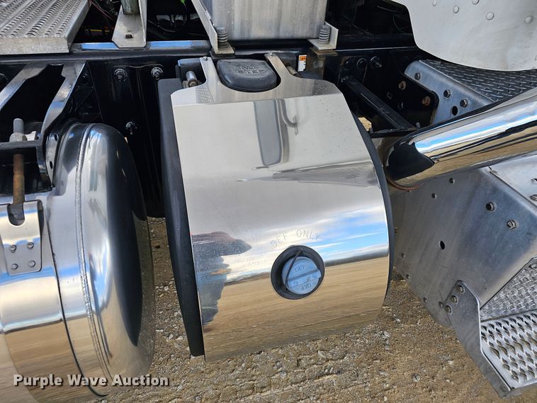 image for item KG9526 2016 Peterbilt 389  semi truck