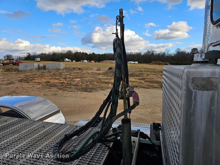 image for item KG9526 2016 Peterbilt 389  semi truck
