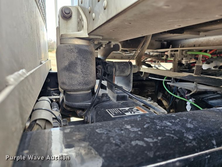 image for item KG9526 2016 Peterbilt 389  semi truck